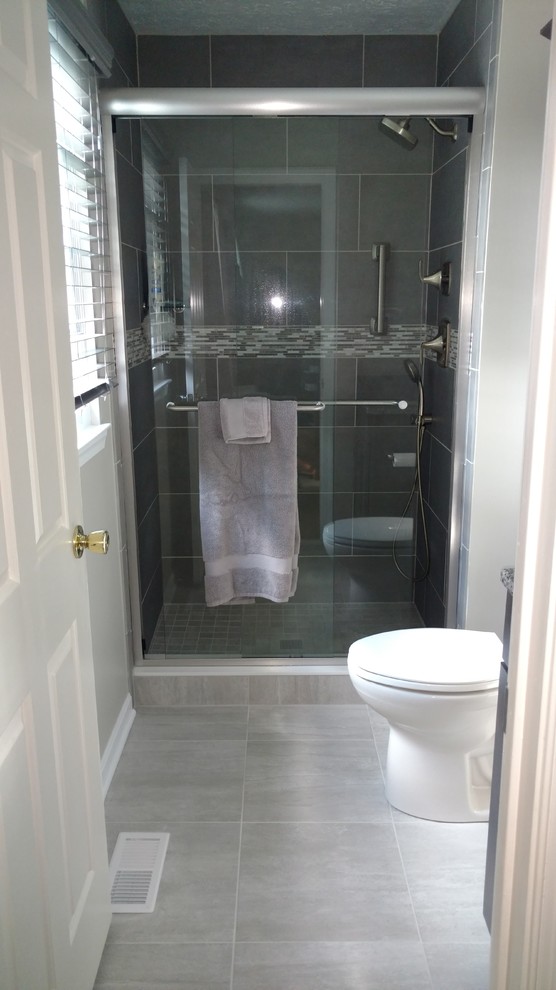 Esempio di una stanza da bagno padronale chic di medie dimensioni con pareti grigie, pavimento in travertino e top in granito