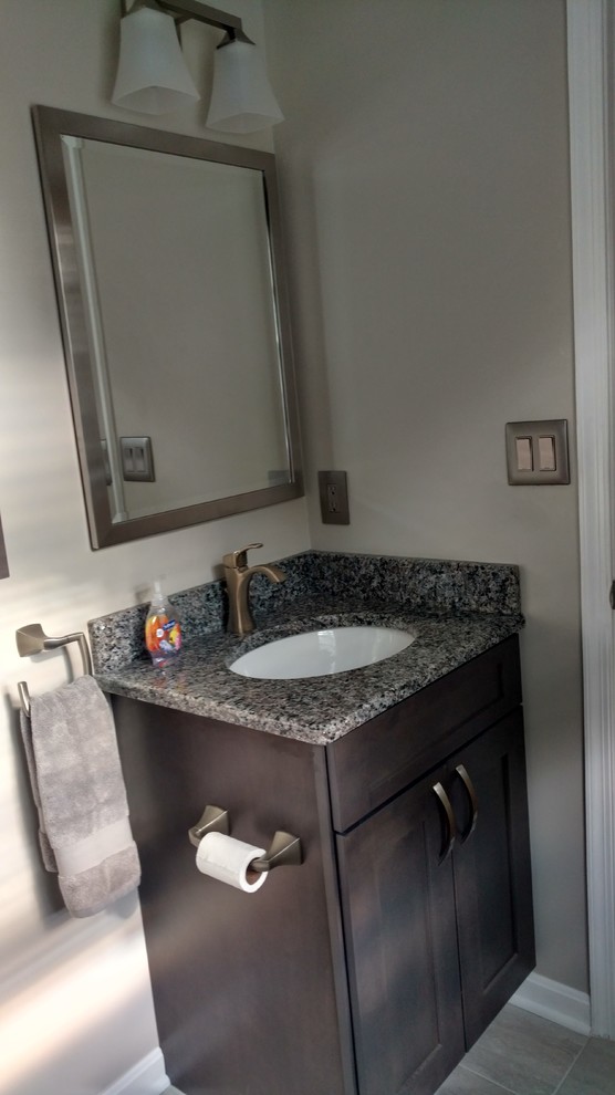 Imagen de cuarto de baño principal tradicional de tamaño medio con paredes grises, suelo de travertino y encimera de granito
