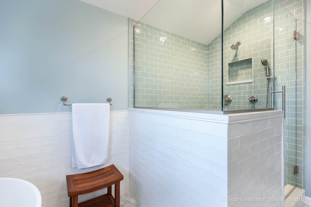 Exempel på ett stort klassiskt en-suite badrum, med möbel-liknande, blå skåp, ett fristående badkar, en dusch i en alkov, blå kakel, blå väggar, marmorgolv, bänkskiva i kvarts, grått golv och dusch med gångjärnsdörr