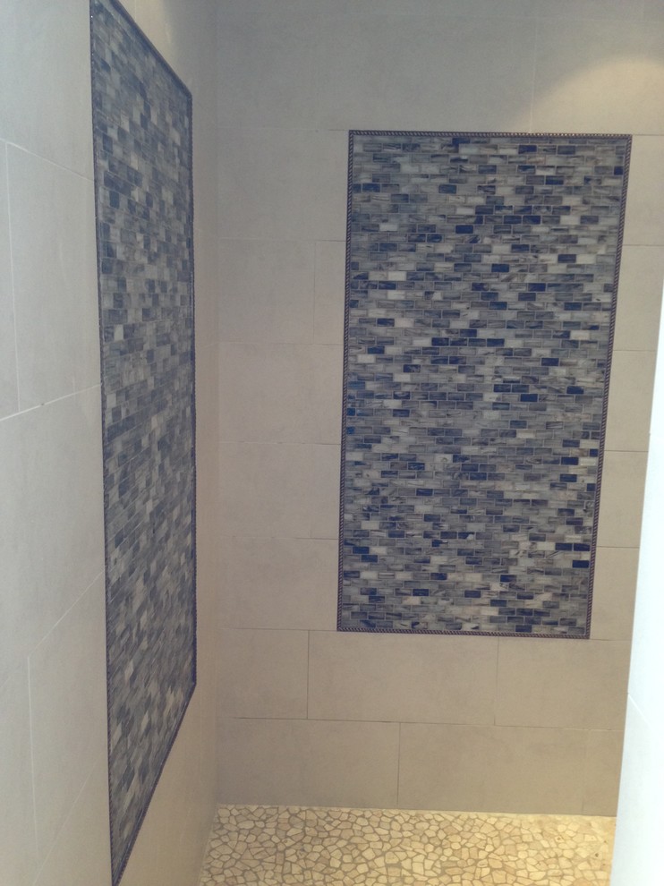 Foto de cuarto de baño principal minimalista con lavabo bajoencimera, bañera exenta, baldosas y/o azulejos de cerámica y suelo de baldosas de cerámica