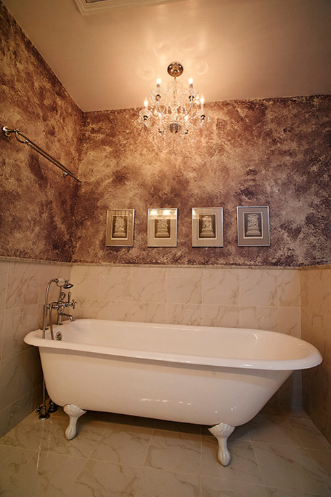Exempel på ett stort shabby chic-inspirerat en-suite badrum, med möbel-liknande, vita skåp, marmorbänkskiva, ett japanskt badkar, en hörndusch, grå kakel, flerfärgad kakel, vit kakel, stenkakel, flerfärgade väggar och marmorgolv