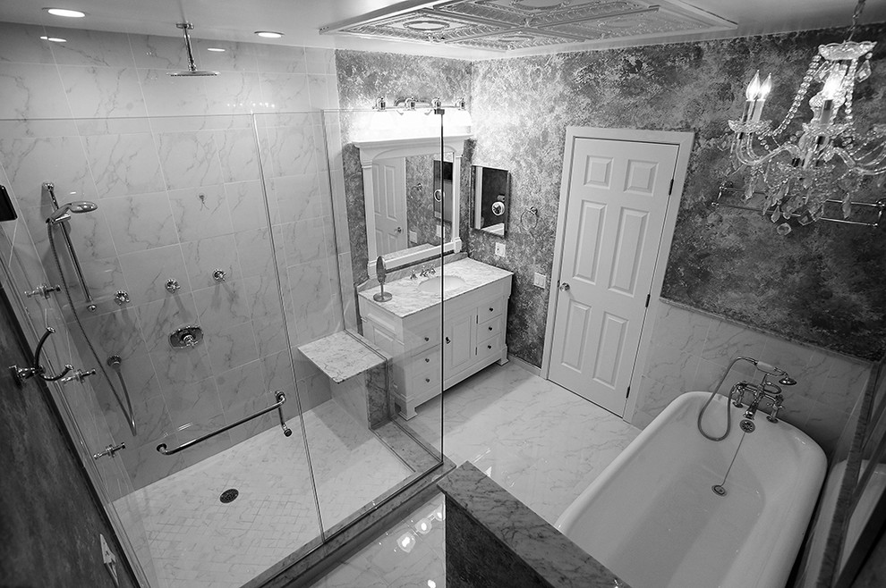 На фото: большая главная ванная комната в стиле шебби-шик с фасадами островного типа, белыми фасадами, мраморной столешницей, японской ванной, угловым душем, серой плиткой, разноцветной плиткой, белой плиткой, каменной плиткой, разноцветными стенами и мраморным полом