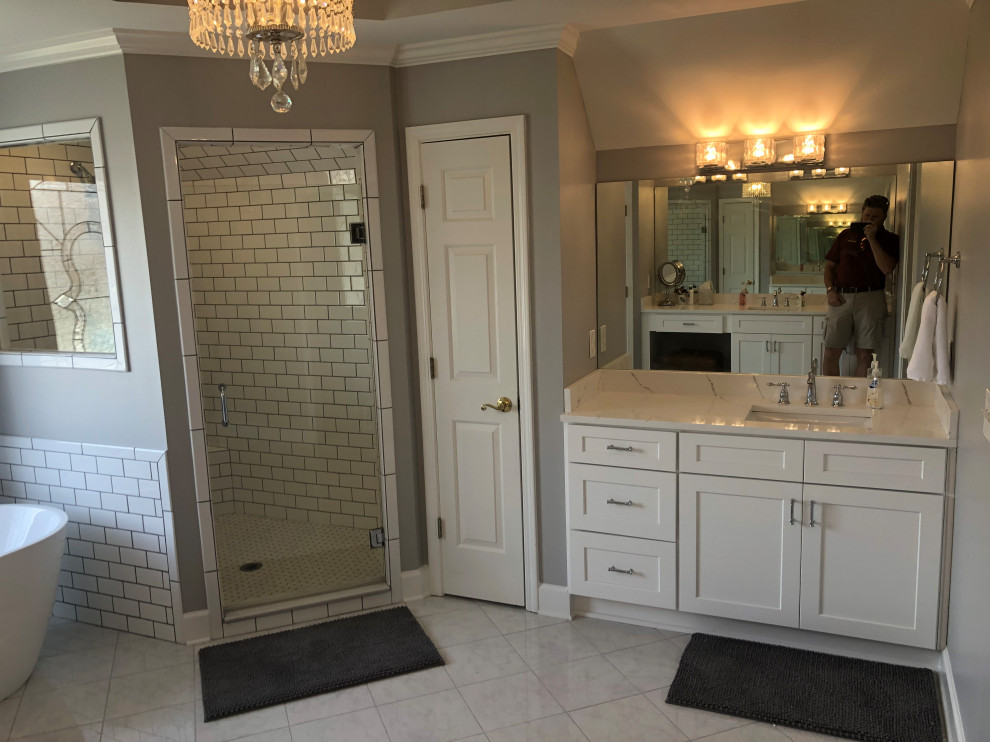 Exemple d'une salle de bain principale craftsman de taille moyenne avec un placard à porte shaker, des portes de placard blanches, une baignoire indépendante, un sol en carrelage de céramique, un plan de toilette en quartz modifié et meuble-lavabo encastré.