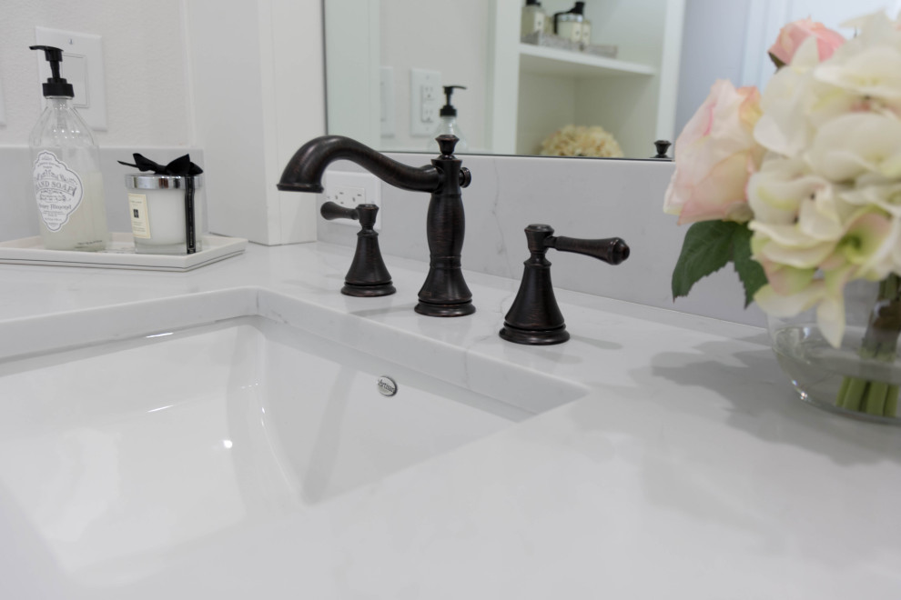 Großes Klassisches Badezimmer En Suite mit weißen Schränken, Quarzwerkstein-Waschtisch und grauer Waschtischplatte in Orlando