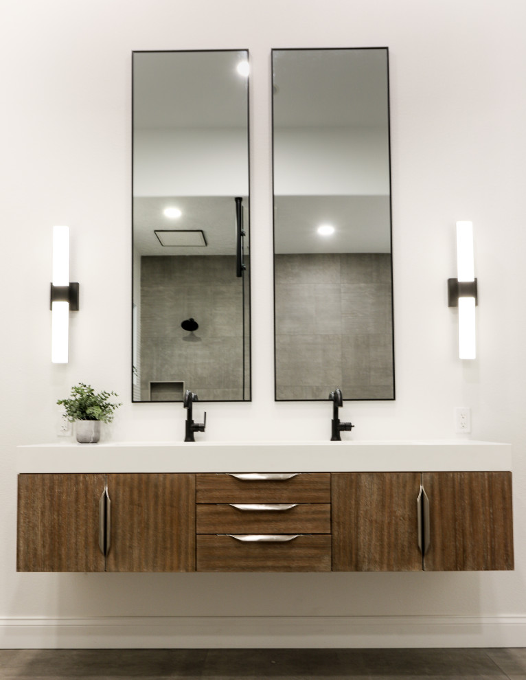 Modern inredning av ett stort vit vitt en-suite badrum, med möbel-liknande, skåp i mellenmörkt trä, ett fristående badkar, en kantlös dusch, grå kakel, porslinskakel, vita väggar, klinkergolv i porslin, ett avlångt handfat, bänkskiva i kvarts, grått golv och med dusch som är öppen