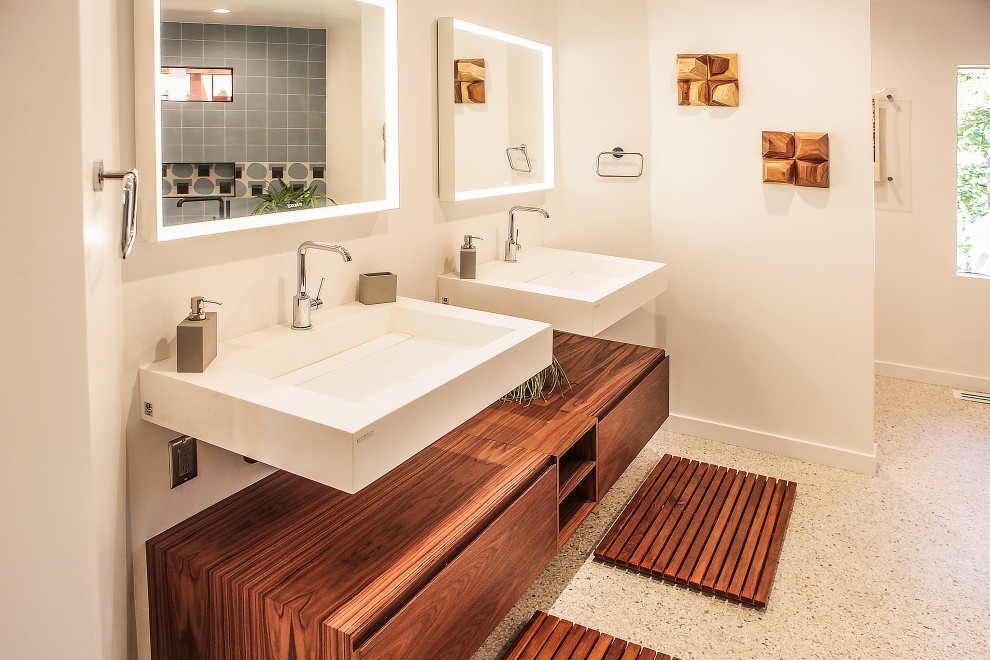 Свежая идея для дизайна: главная ванная комната среднего размера в стиле модернизм с открытыми фасадами, коричневыми фасадами, отдельно стоящей ванной, душем без бортиков, унитазом-моноблоком, синей плиткой, плиткой кабанчик, белыми стенами, полом из терраццо, подвесной раковиной, желтым полом и открытым душем - отличное фото интерьера