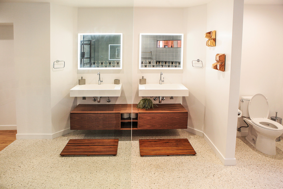 На фото: главная ванная комната среднего размера в стиле модернизм с открытыми фасадами, коричневыми фасадами, отдельно стоящей ванной, душем без бортиков, унитазом-моноблоком, синей плиткой, плиткой кабанчик, белыми стенами, полом из терраццо, подвесной раковиной, желтым полом и открытым душем