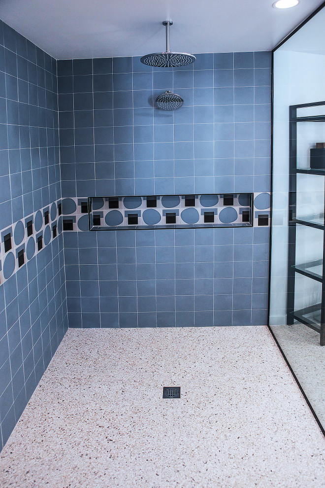 Стильный дизайн: главная ванная комната среднего размера в стиле модернизм с открытыми фасадами, коричневыми фасадами, отдельно стоящей ванной, душем без бортиков, унитазом-моноблоком, синей плиткой, плиткой кабанчик, белыми стенами, полом из терраццо, подвесной раковиной, желтым полом и открытым душем - последний тренд