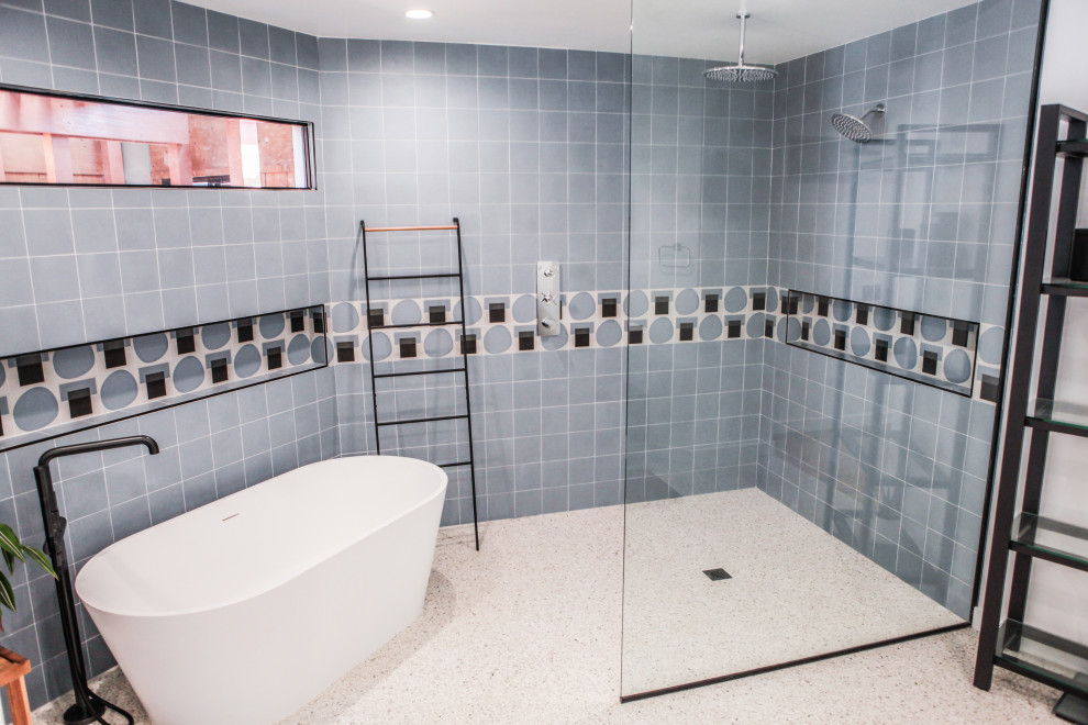 Стильный дизайн: главная ванная комната среднего размера в стиле модернизм с открытыми фасадами, коричневыми фасадами, отдельно стоящей ванной, душем без бортиков, унитазом-моноблоком, синей плиткой, плиткой кабанчик, белыми стенами, полом из терраццо, подвесной раковиной, желтым полом, открытым душем, тумбой под две раковины, подвесной тумбой, потолком из вагонки и стенами из вагонки - последний тренд