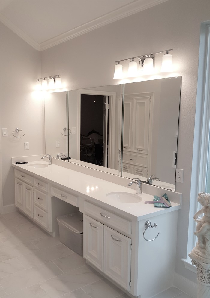 Idéer för att renovera ett stort vintage en-suite badrum, med luckor med infälld panel, vita skåp, en öppen dusch, vit kakel, porslinskakel, vita väggar, klinkergolv i porslin, ett undermonterad handfat och bänkskiva i kvarts