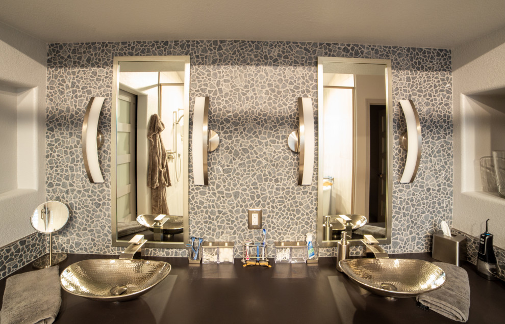 Foto på ett mycket stort funkis en-suite badrum, med ett fristående badkar, våtrum, grå kakel, kakel i småsten, grå väggar, klinkergolv i porslin, ett fristående handfat, grått golv och dusch med skjutdörr