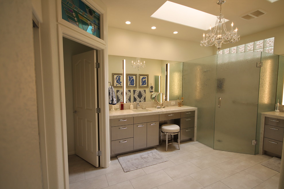 Diseño de cuarto de baño principal actual grande con armarios con paneles lisos, puertas de armario beige, ducha empotrada, baldosas y/o azulejos beige, paredes blancas, lavabo bajoencimera y encimera de granito