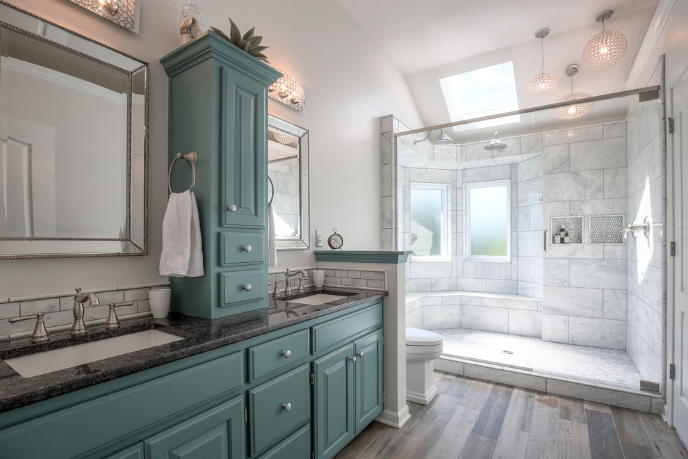 Идея дизайна: главная ванная комната в стиле неоклассика (современная классика) с бирюзовыми фасадами, двойным душем, серой плиткой, мраморной плиткой, белыми стенами, врезной раковиной, столешницей из гранита и коричневым полом