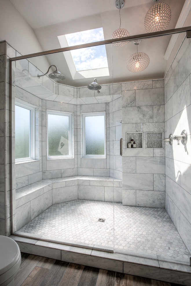 Klassisk inredning av ett en-suite badrum, med turkosa skåp, en dubbeldusch, grå kakel, marmorkakel, vita väggar, ett undermonterad handfat, granitbänkskiva och brunt golv