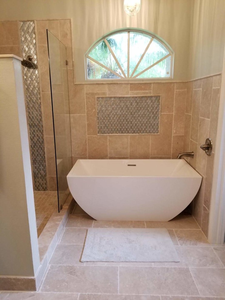 Idéer för mellanstora medelhavsstil beige en-suite badrum, med luckor med upphöjd panel, blå skåp, ett fristående badkar, en öppen dusch, beige kakel, travertinkakel, gröna väggar, travertin golv, ett undermonterad handfat, granitbänkskiva, beiget golv och med dusch som är öppen