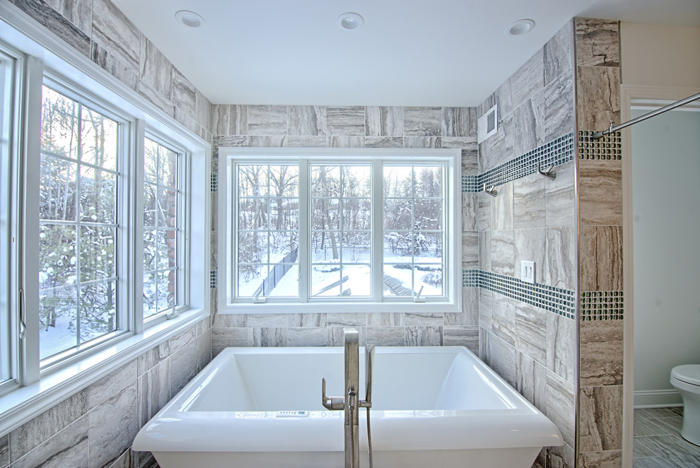 Exempel på ett klassiskt en-suite badrum, med vita skåp, våtrum, grå kakel, keramikplattor, klinkergolv i keramik och dusch med skjutdörr