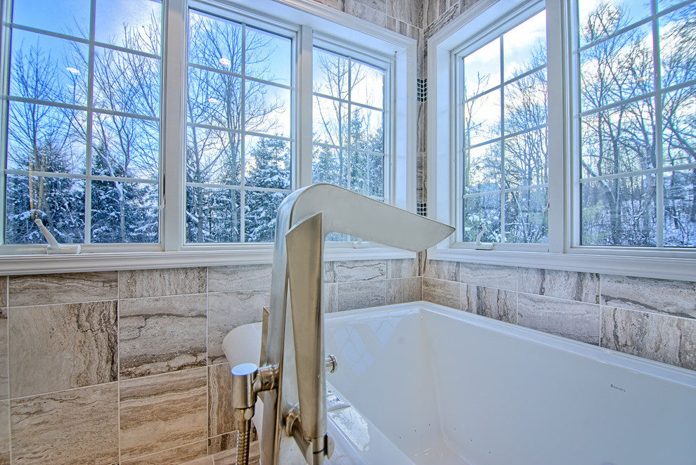 Inredning av ett klassiskt en-suite badrum, med vita skåp, våtrum, grå kakel, keramikplattor, klinkergolv i keramik och dusch med skjutdörr