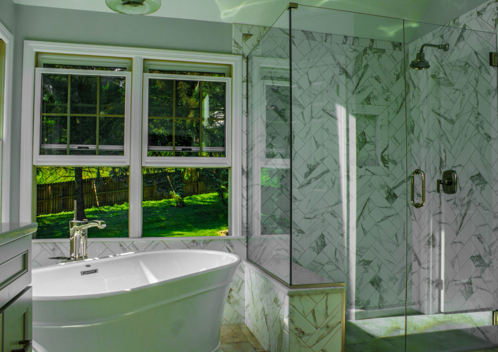 Стильный дизайн: большая главная ванная комната в стиле модернизм с фасадами в стиле шейкер, серыми фасадами, отдельно стоящей ванной, угловым душем, раздельным унитазом, черно-белой плиткой, керамогранитной плиткой, серыми стенами, полом из керамогранита, врезной раковиной, столешницей из искусственного кварца, серым полом, душем с распашными дверями, серой столешницей, сиденьем для душа, тумбой под две раковины, встроенной тумбой и сводчатым потолком - последний тренд