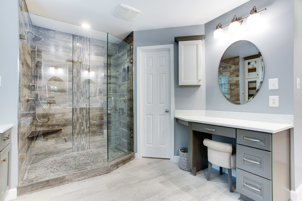 Inredning av ett klassiskt stort en-suite badrum, med luckor med infälld panel, grå skåp, en dusch i en alkov, klinkergolv i porslin, ett undermonterad handfat, bänkskiva i kvarts, dusch med gångjärnsdörr och grått golv