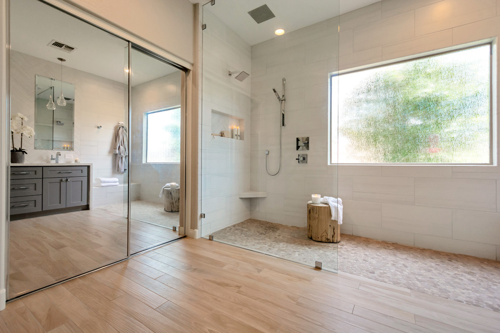 Inspiration för mellanstora moderna vitt en-suite badrum, med skåp i shakerstil, grå skåp, en kantlös dusch, grå kakel, ett undermonterad handfat, bänkskiva i kvarts, beiget golv och med dusch som är öppen