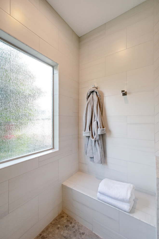 Idee per una stanza da bagno padronale minimal di medie dimensioni con ante in stile shaker, ante grigie, doccia a filo pavimento, piastrelle grigie, lavabo sottopiano, top in quarzo composito, pavimento beige, doccia aperta e top bianco