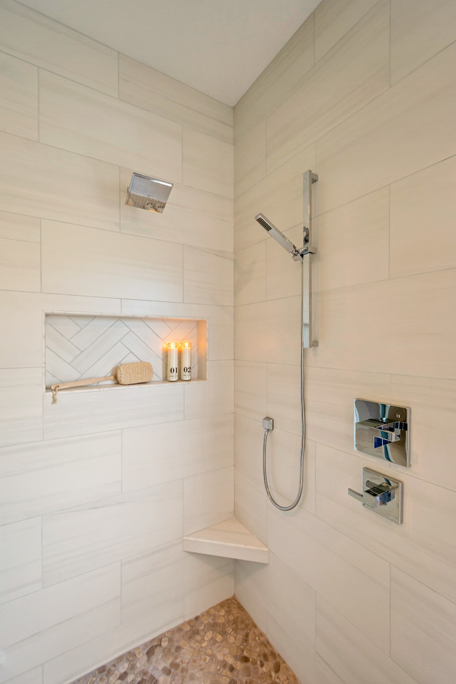 Esempio di una stanza da bagno padronale design di medie dimensioni con ante in stile shaker, ante grigie, doccia a filo pavimento, piastrelle grigie, lavabo sottopiano, top in quarzo composito, pavimento beige, doccia aperta e top bianco