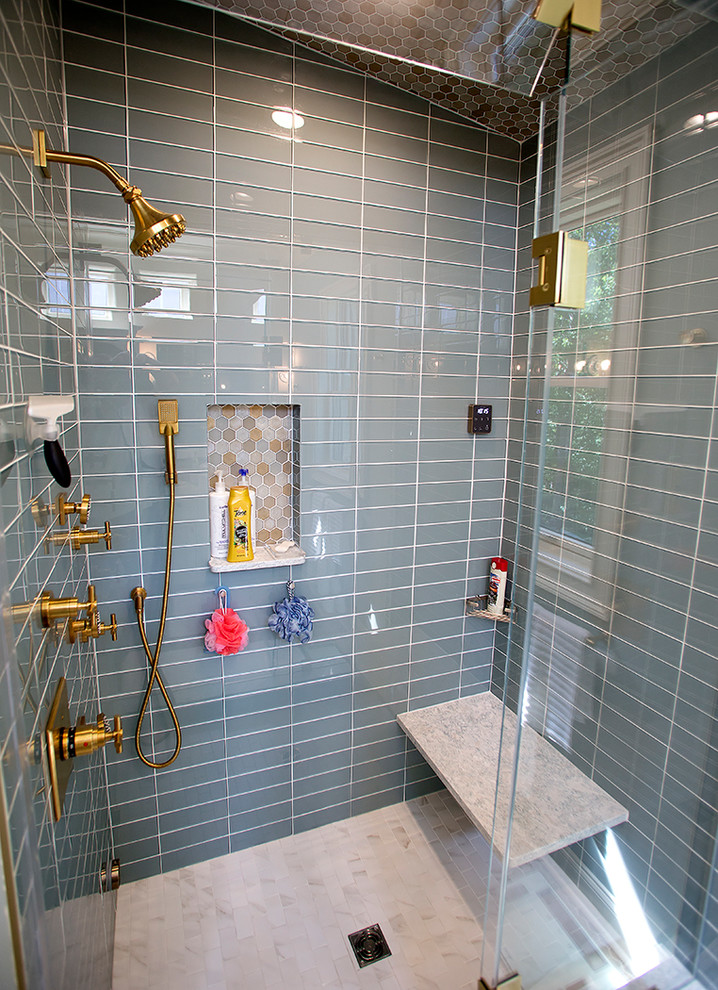 Свежая идея для дизайна: главная ванная комната среднего размера в современном стиле с плоскими фасадами, белыми фасадами, душевой комнатой, унитазом-моноблоком, бежевой плиткой, стеклянной плиткой, бежевыми стенами, полом из мозаичной плитки, консольной раковиной, столешницей из искусственного кварца, желтым полом и душем с распашными дверями - отличное фото интерьера