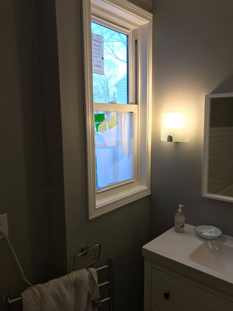 Inredning av ett modernt mellanstort en-suite badrum, med släta luckor, vita skåp, ett badkar med tassar, en dusch/badkar-kombination, vit kakel, keramikplattor, grå väggar, klinkergolv i keramik och vitt golv