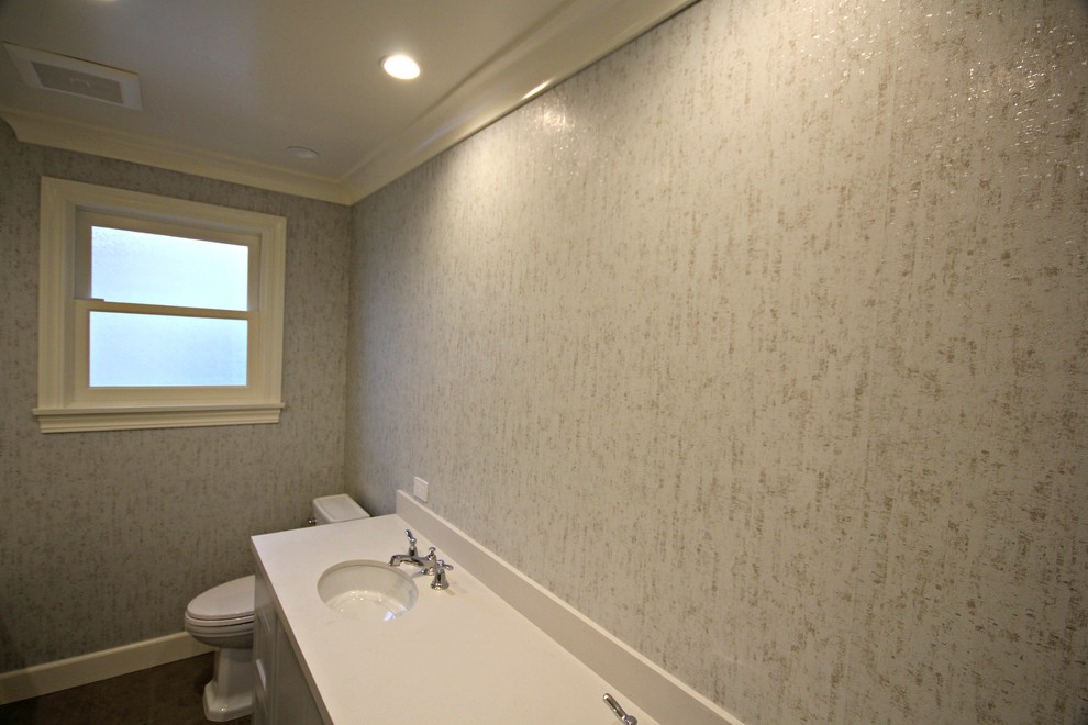 Inspiration för moderna en-suite badrum, med skåp i shakerstil, vita skåp, ett fristående badkar, en dusch i en alkov, en toalettstol med separat cisternkåpa, vit kakel, vita väggar, klinkergolv i keramik och ett undermonterad handfat