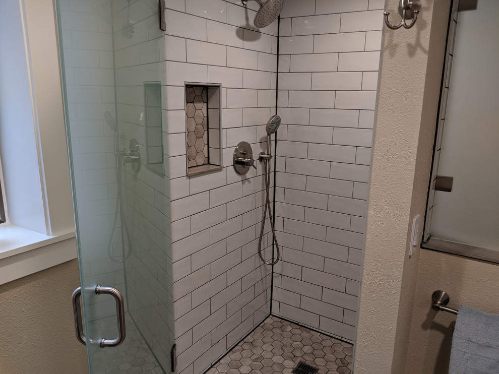Esempio di una piccola stanza da bagno padronale contemporanea con consolle stile comò, WC a due pezzi, pareti beige, pavimento in cemento, lavabo sottopiano, top in cemento e porta doccia a battente