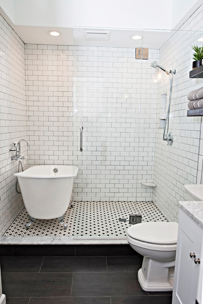 На фото: маленькая главная ванная комната в классическом стиле с фасадами в стиле шейкер, белыми фасадами, ванной на ножках, душем над ванной, раздельным унитазом, керамической плиткой, белыми стенами, полом из керамической плитки, врезной раковиной, мраморной столешницей, серым полом, душем с распашными дверями и разноцветной столешницей для на участке и в саду с