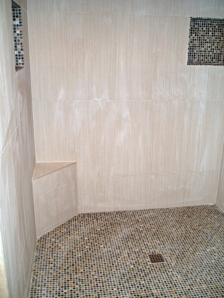 На фото: ванная комната среднего размера в современном стиле с душем без бортиков, белой плиткой, керамогранитной плиткой и полом из керамогранита