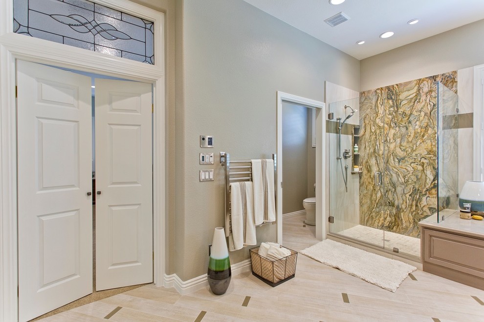 Immagine di una grande stanza da bagno chic con ante con bugna sagomata, vasca sottopiano, pareti grigie e pavimento in gres porcellanato