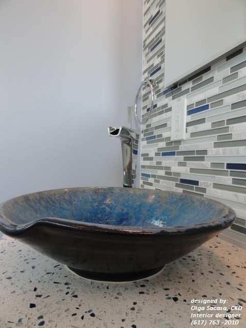 Modern inredning av ett mellanstort badrum, med ett fristående handfat, luckor med glaspanel, skåp i mörkt trä, bänkskiva i kvartsit, en kantlös dusch, en toalettstol med hel cisternkåpa, brun kakel, blå väggar och klinkergolv i porslin