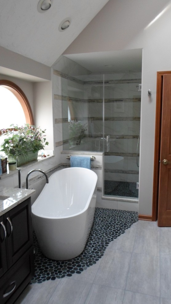 Immagine di una stanza da bagno chic con lavabo sottopiano, vasca freestanding, doccia alcova, ante con bugna sagomata, ante con finitura invecchiata e top in laminato