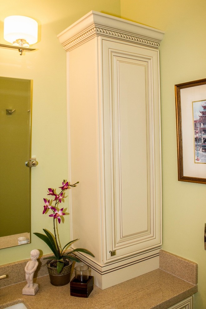 Aménagement d'une grande salle de bain principale classique avec un lavabo encastré, un placard en trompe-l'oeil, des portes de placard beiges, un plan de toilette en granite, une baignoire posée, une douche d'angle, WC séparés, un carrelage beige, un mur vert et un sol en marbre.