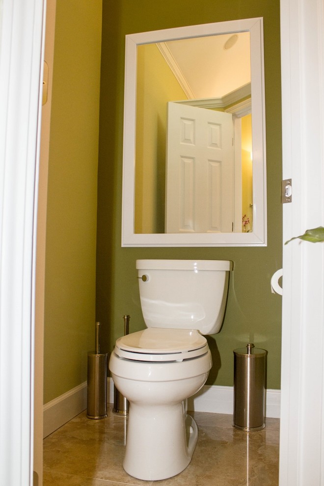 Diseño de aseo clásico renovado grande con lavabo bajoencimera, armarios tipo mueble, puertas de armario beige, encimera de granito, sanitario de dos piezas, baldosas y/o azulejos beige, paredes verdes y suelo de mármol