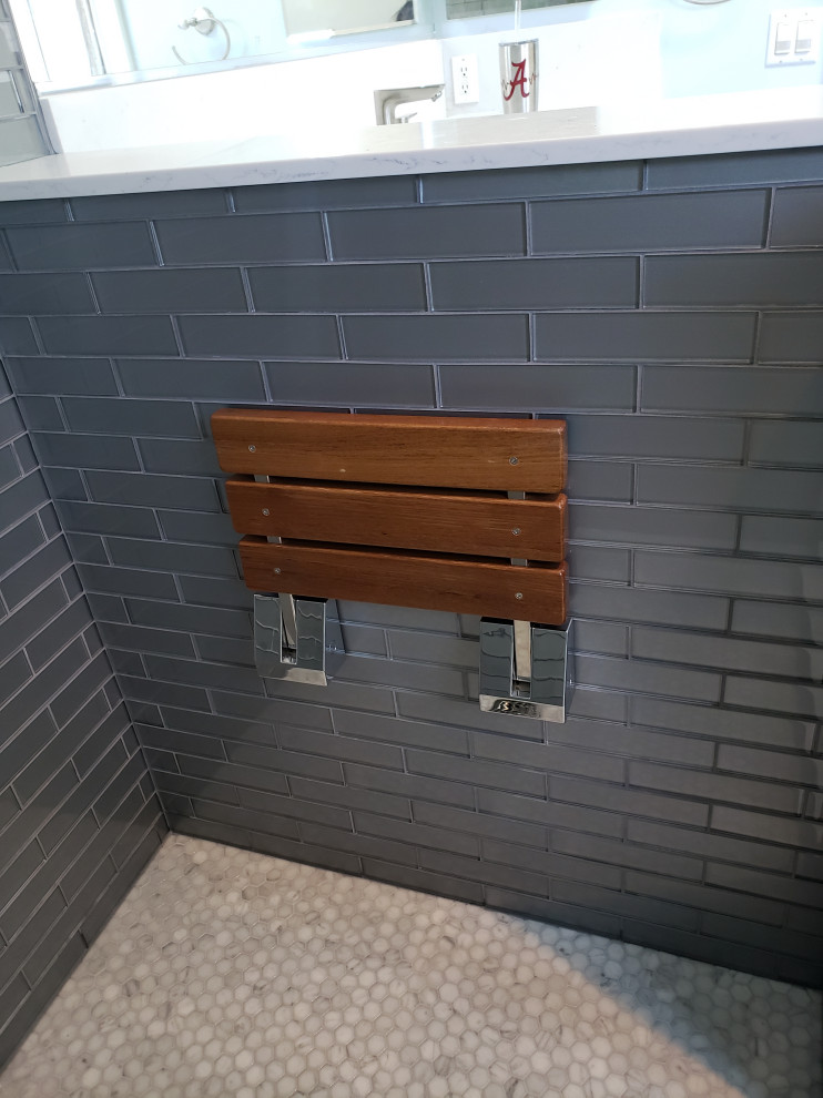 На фото: главная ванная комната среднего размера с угловым душем, серой плиткой, стеклянной плиткой, мраморным полом, белым полом, встроенной тумбой и сиденьем для душа с