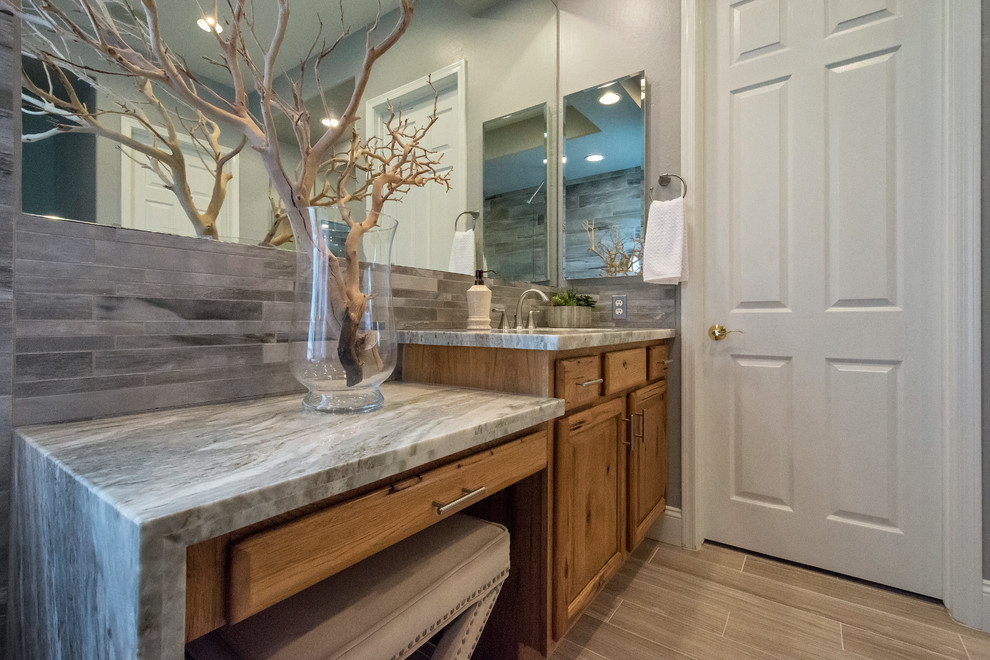 Idéer för mellanstora vintage en-suite badrum, med en öppen dusch, grå kakel, porslinskakel, grå väggar, klinkergolv i porslin, ett undermonterad handfat, granitbänkskiva, beiget golv och med dusch som är öppen