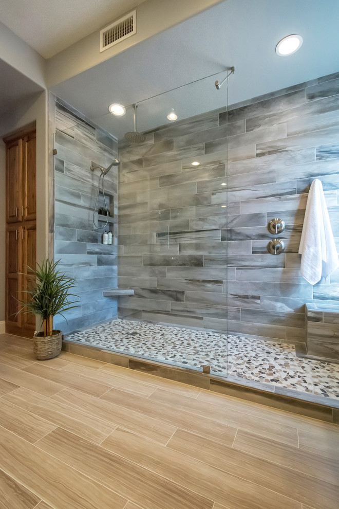 Medium sized traditional ensuite bathroom in Phoenix with a walk-in shower, grey tiles, porcelain tiles, grey walls, porcelain flooring, a submerged sink, granite worktops, beige floors and an open shower.