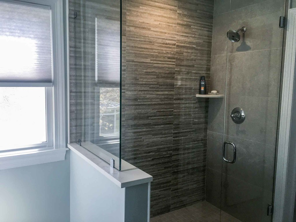 Klassisk inredning av ett mellanstort vit vitt badrum, med skåp i shakerstil, svarta skåp, ett fristående badkar, en hörndusch, ett integrerad handfat, marmorbänkskiva och dusch med gångjärnsdörr
