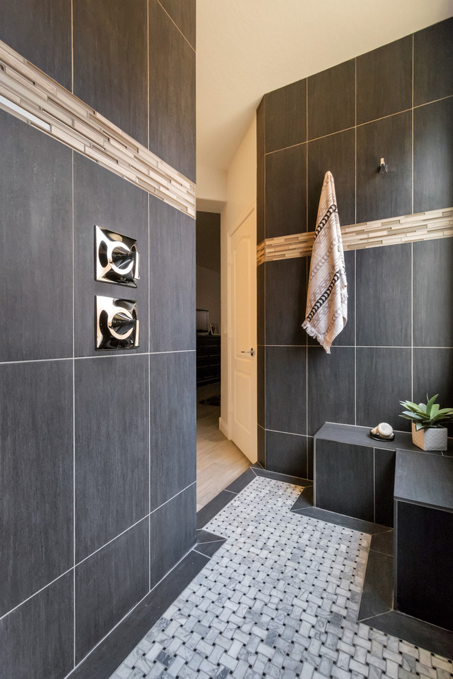 Idéer för ett stort modernt en-suite badrum, med släta luckor, bruna skåp, en öppen dusch, svart kakel, porslinskakel, klinkergolv i porslin, ett undermonterad handfat, bänkskiva i kvartsit, brunt golv och med dusch som är öppen