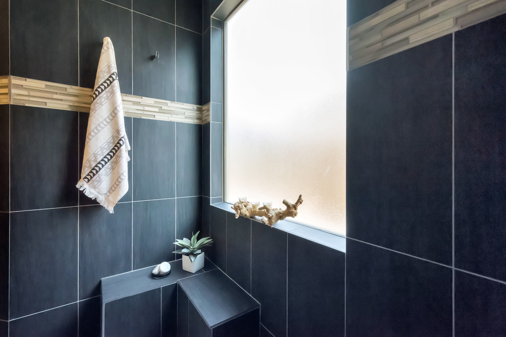 Bild på ett stort funkis en-suite badrum, med släta luckor, bruna skåp, en öppen dusch, svart kakel, porslinskakel, klinkergolv i porslin, ett undermonterad handfat, bänkskiva i kvartsit, brunt golv och med dusch som är öppen