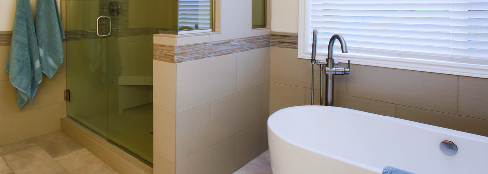 Idee per una grande stanza da bagno padronale moderna con lavabo sottopiano, ante in stile shaker, ante bianche, top in granito, vasca freestanding, WC monopezzo, piastrelle beige e pareti beige