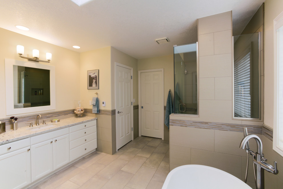 Großes Modernes Badezimmer En Suite mit Unterbauwaschbecken, Schrankfronten im Shaker-Stil, weißen Schränken, Granit-Waschbecken/Waschtisch, freistehender Badewanne, Toilette mit Aufsatzspülkasten, beigen Fliesen und beiger Wandfarbe in Portland