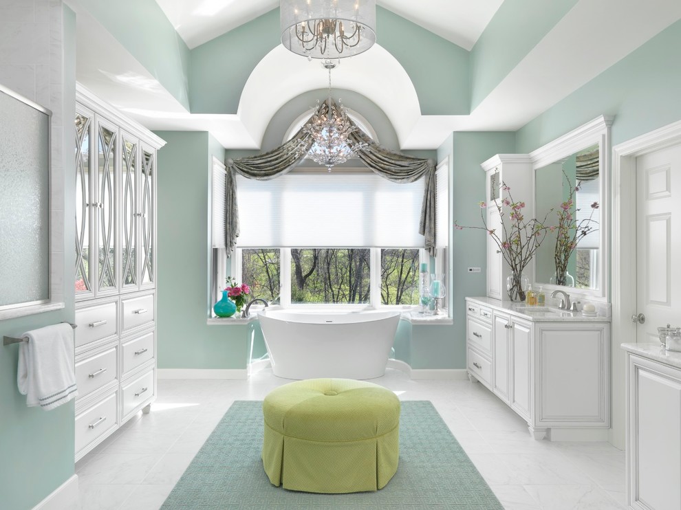 Идея дизайна: главная ванная комната в классическом стиле с фасадами с выступающей филенкой, белыми фасадами, отдельно стоящей ванной, зелеными стенами и врезной раковиной