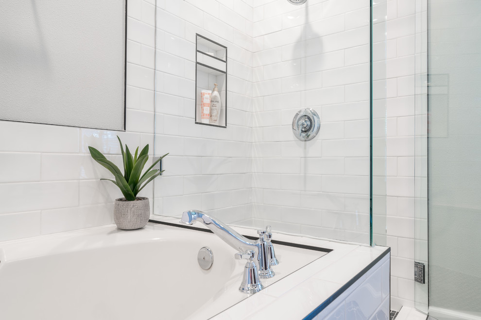 Modern inredning av ett stort vit vitt en-suite badrum, med skåp i shakerstil, vita skåp, ett japanskt badkar, en dusch i en alkov, en toalettstol med hel cisternkåpa, vit kakel, tunnelbanekakel, grå väggar, mosaikgolv, ett konsol handfat, marmorbänkskiva, grått golv och dusch med gångjärnsdörr