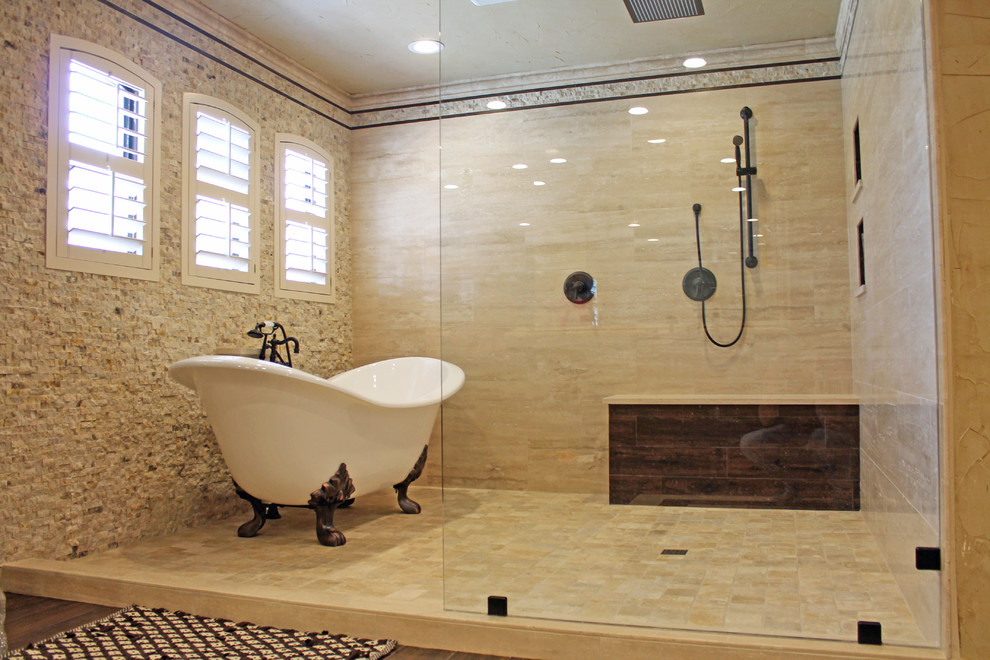 Inredning av ett stort en-suite badrum, med ett badkar med tassar, en öppen dusch, beige kakel, stenkakel, beige väggar och mörkt trägolv