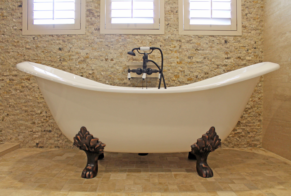 Idee per una grande stanza da bagno padronale con vasca con piedi a zampa di leone, doccia aperta, piastrelle beige, piastrelle in pietra, pareti beige e parquet scuro