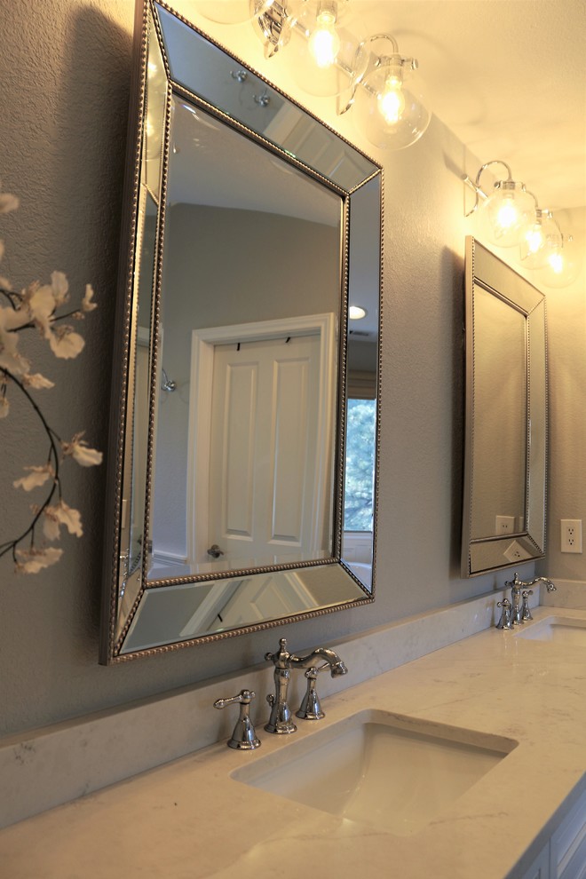 Klassisk inredning av ett stort en-suite badrum, med luckor med infälld panel, vita skåp, ett fristående badkar, en dusch i en alkov, vit kakel, tunnelbanekakel, grå väggar, klinkergolv i porslin, ett undermonterad handfat, bänkskiva i kvarts, grått golv och dusch med gångjärnsdörr